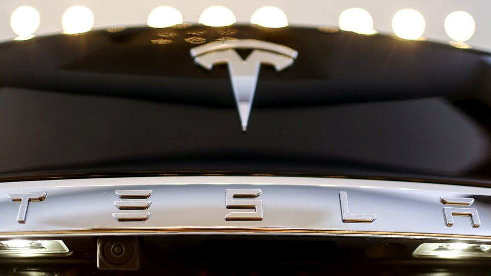 Поддержка Илоном Маском ультраправых вызвала обвал продаж Tesla в Германии