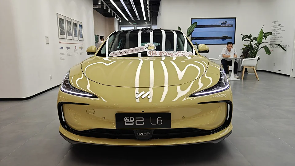 Технология боковой парковки от IM Motors поражает, демонстрируя передовые возможности цифрового шасси