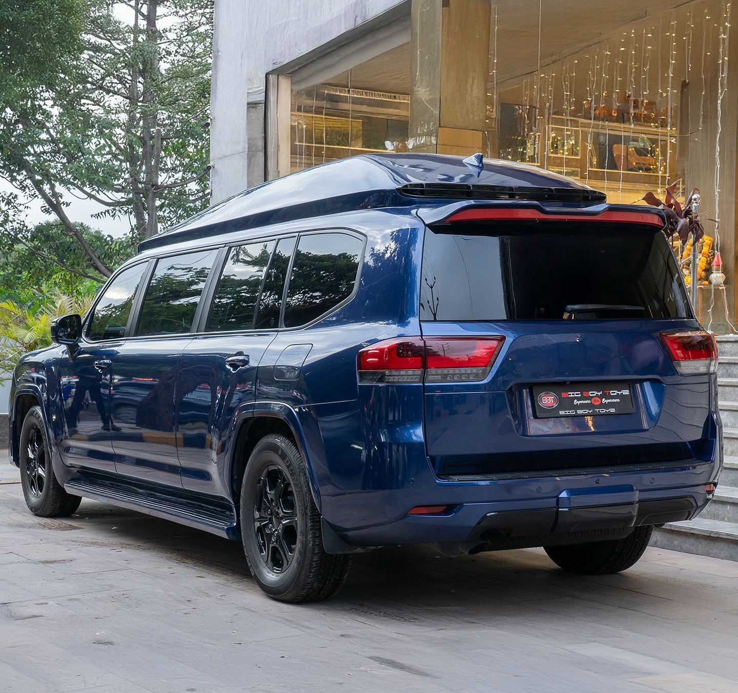 Toyota Land Cruiser 300 превратили в роскошный лимузин: увеличенная длина, премиальный салон и огромный телевизор