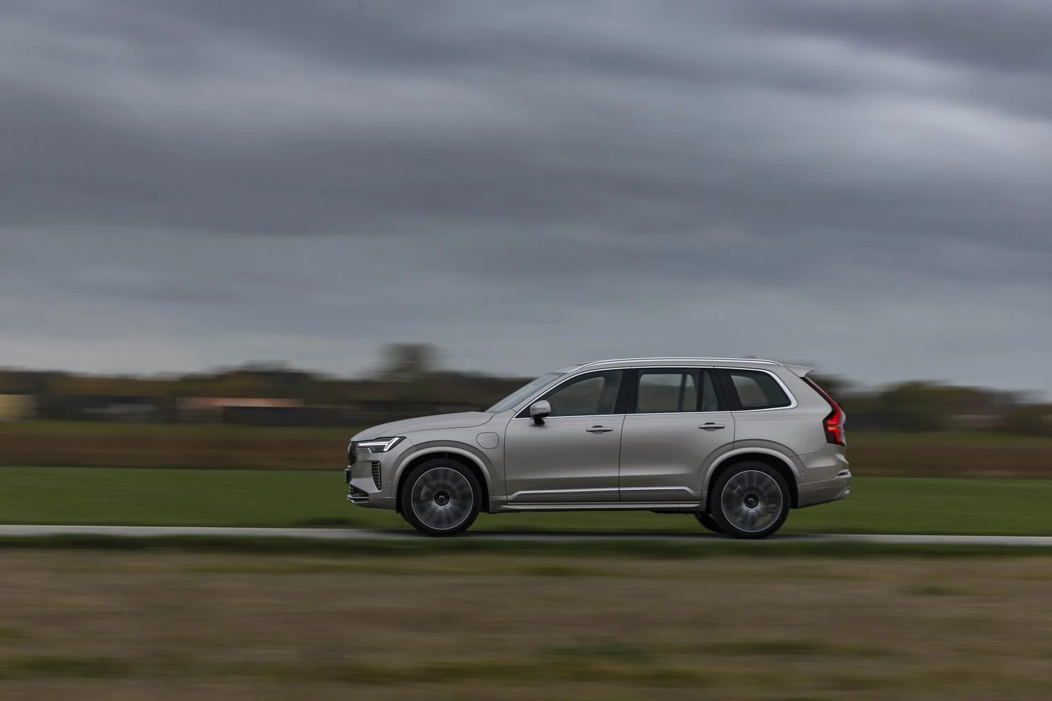 Обзор на новый автомобиль Volvo XC90 T8 2025
