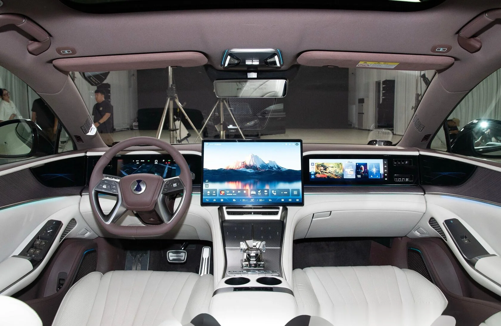 Новейшее детище Mercedes-Benz и BYD с управлением задними колёсами, системой «Глаз Бога» и двумя холодильниками, конкурент Porsche Panamera