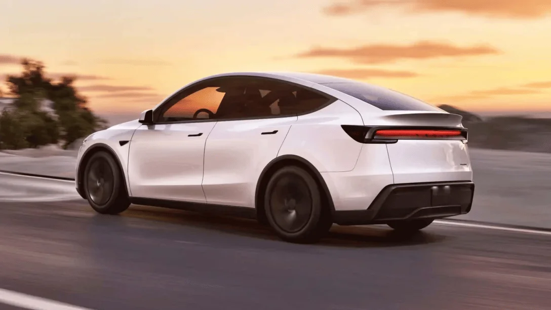 Раскупают как горячие пирожки: новый электромобиль Tesla поступил в производство