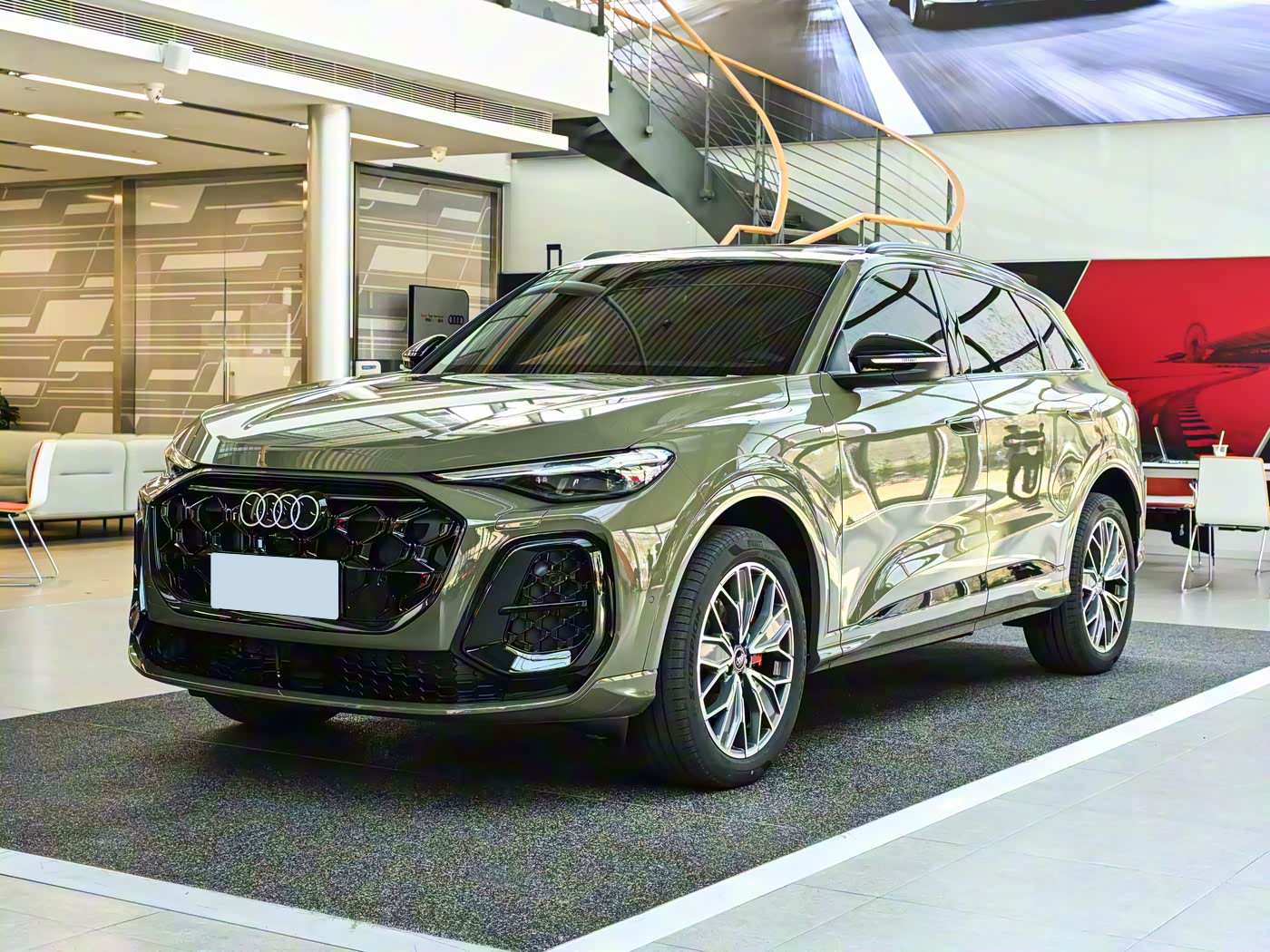 Новый Audi Q5L дебютировал в Китае: платформа PPC, технологии Huawei и обновлённый дизайн