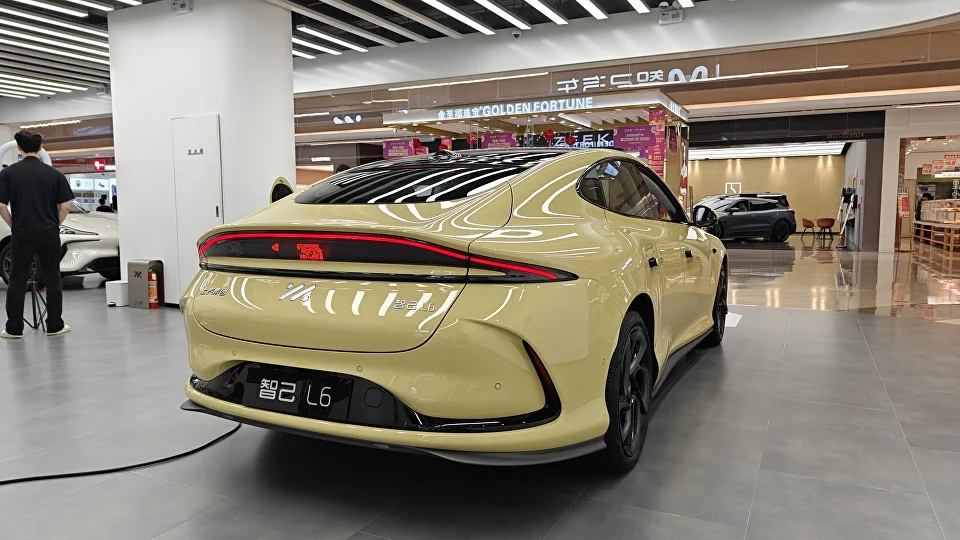 Технология боковой парковки от IM Motors поражает, демонстрируя передовые возможности цифрового шасси