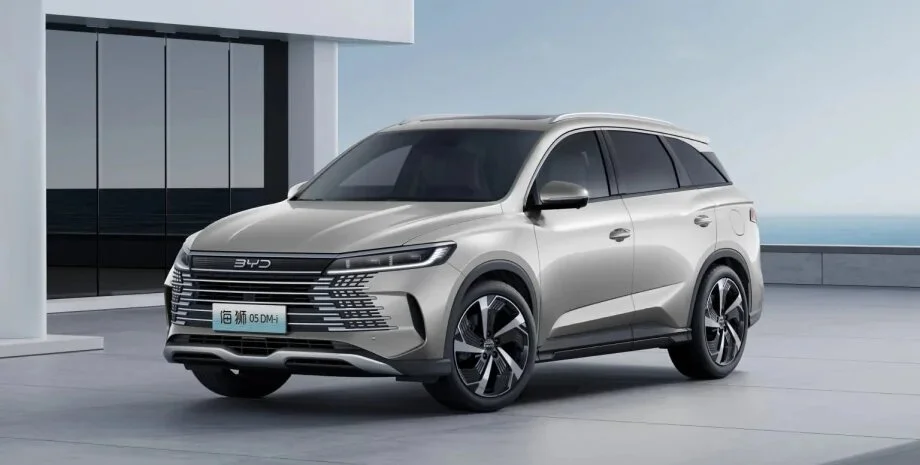 BYD показал электрифицированный семейный кроссовер за $14000 с запасом хода 2000 км