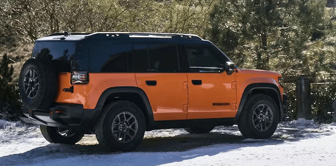 Раскрыт мощный электрический внедорожник в стиле Jeep Wrangler перед официальной премьерой