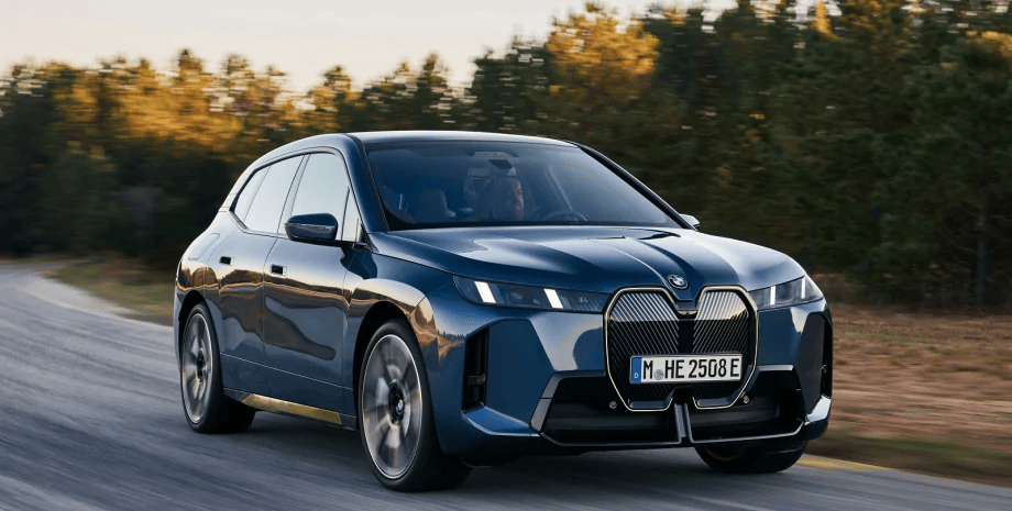 BMW представила мощный электрокроссовер с запасом хода 700 км
