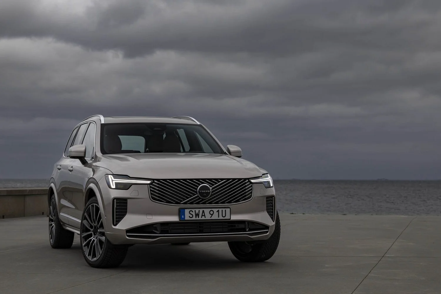 Обзор на новый автомобиль Volvo XC90 T8 2025