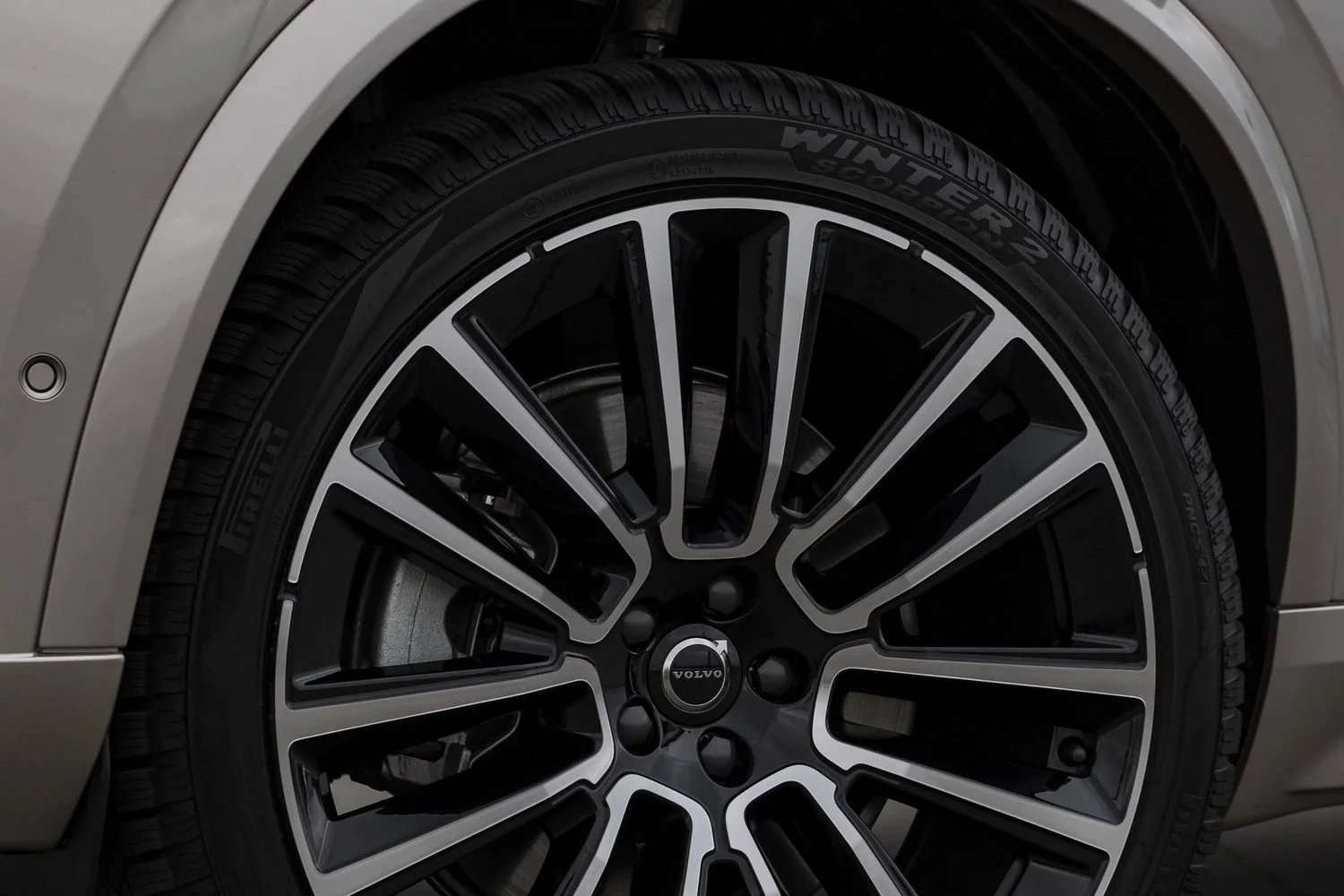 Обзор на новый автомобиль Volvo XC90 T8 2025