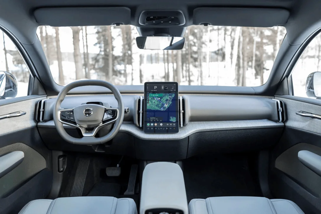 Volvo представила доступный и мощный электрический кроссовер для покорения бездорожья!