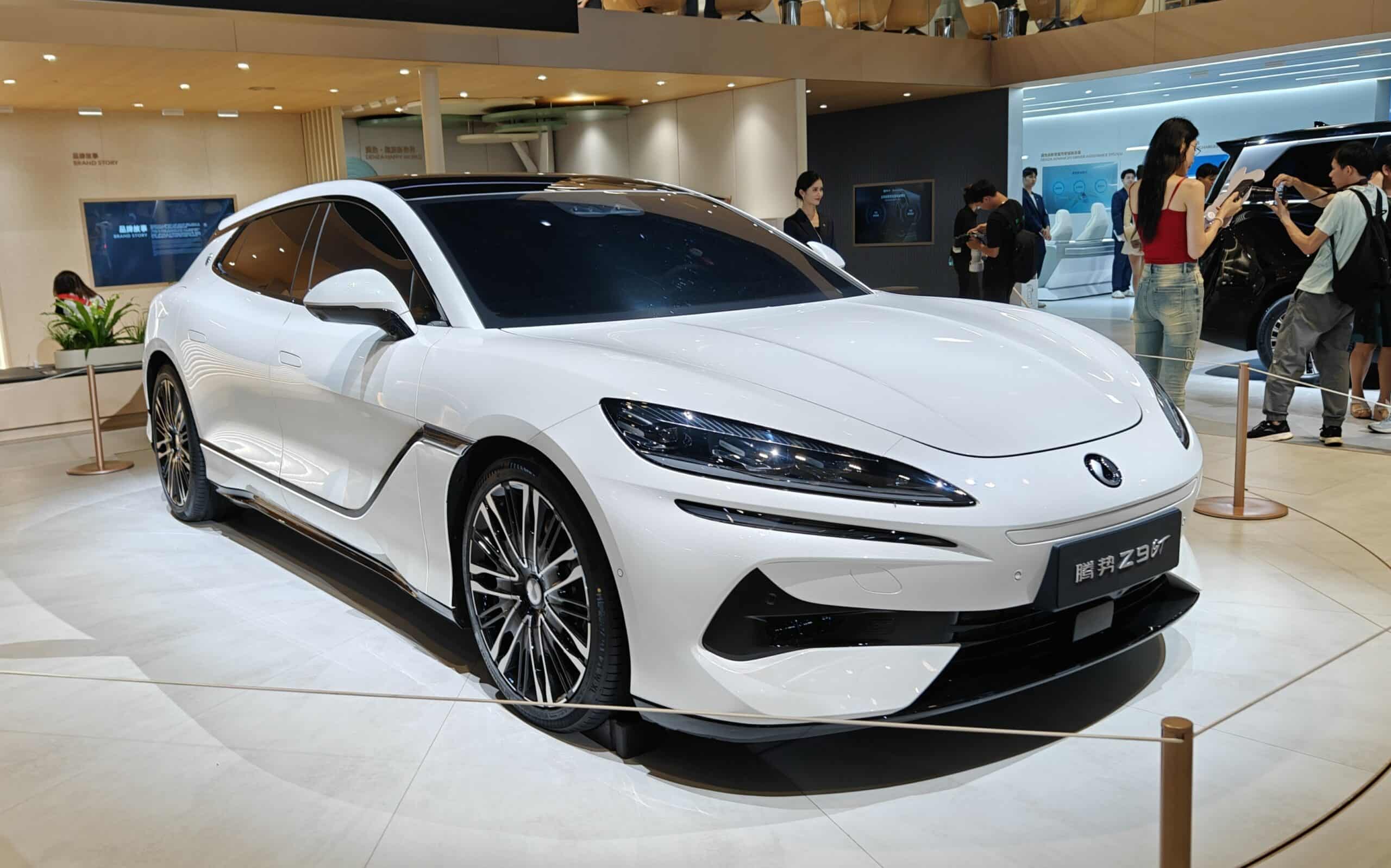 Новейшее детище Mercedes-Benz и BYD с управлением задними колёсами, системой «Глаз Бога» и двумя холодильниками, конкурент Porsche Panamera