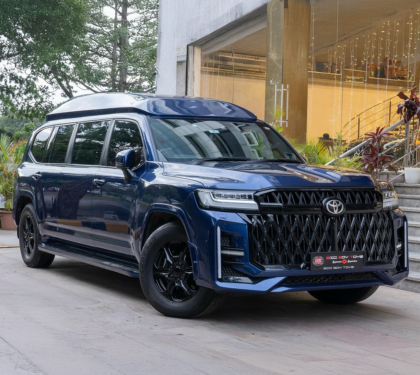 Toyota Land Cruiser 300 превратили в роскошный лимузин: увеличенная длина, премиальный салон и огромный телевизор - 1 | kz.bex-auto.com