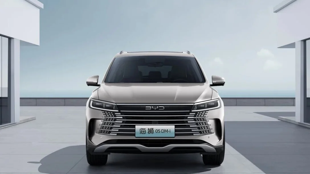 BYD показал электрифицированный семейный кроссовер за $14000 с запасом хода 2000 км