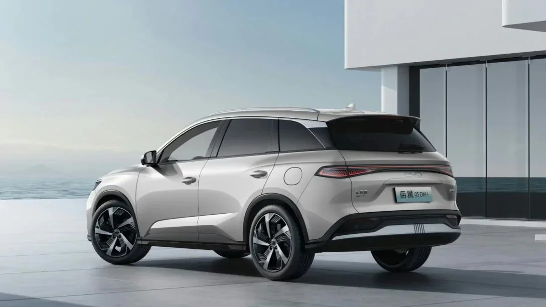 BYD показал электрифицированный семейный кроссовер за $14000 с запасом хода 2000 км