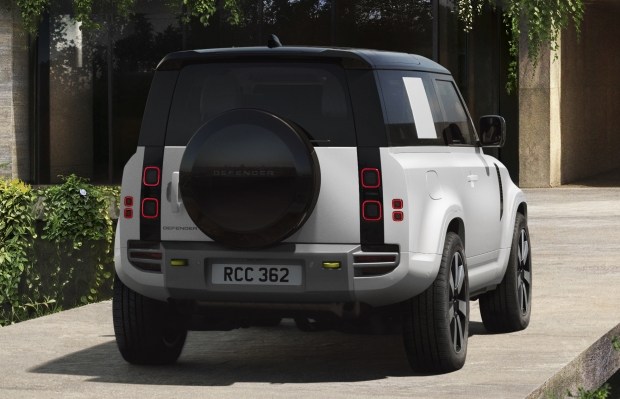 Land Rover Defender моделін жаңартып, жаңа Vertex нұсқасын таныстырды.