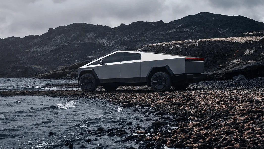 Tesla Cybertruck провалился в продажах: компания вынуждена резко снизить цены на аренду