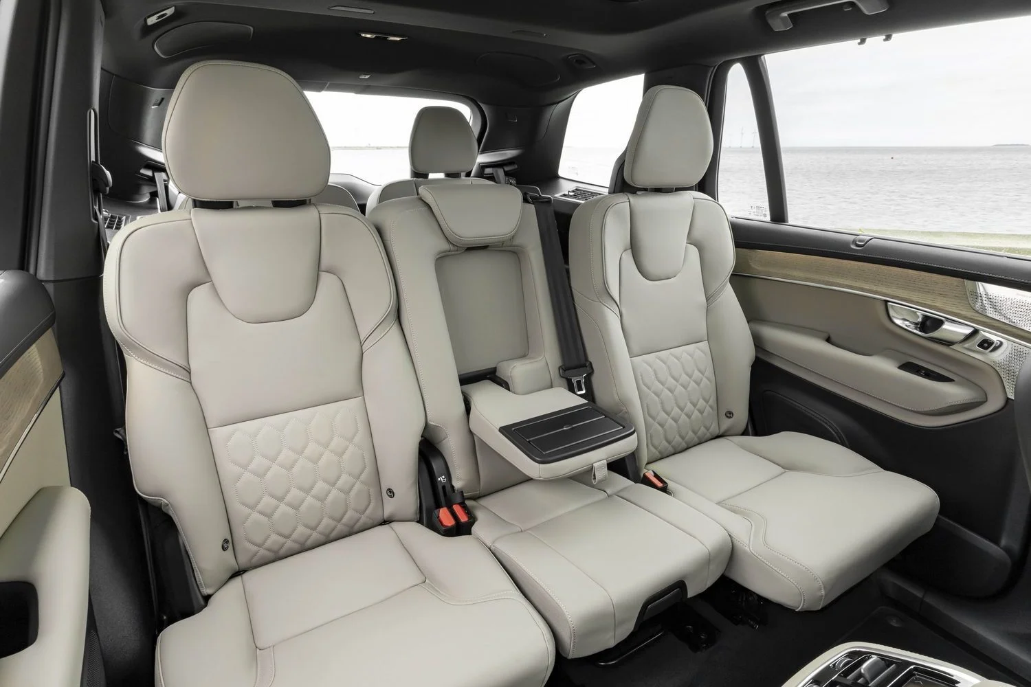Обзор на новый автомобиль Volvo XC90 T8 2025