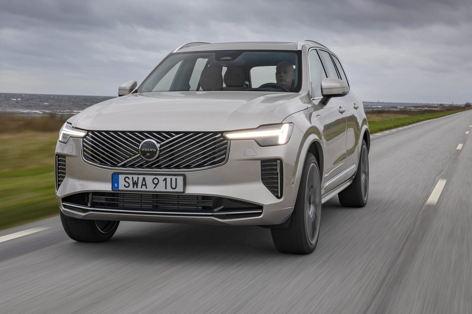 Обзор на новый автомобиль Volvo XC90 T8 2025