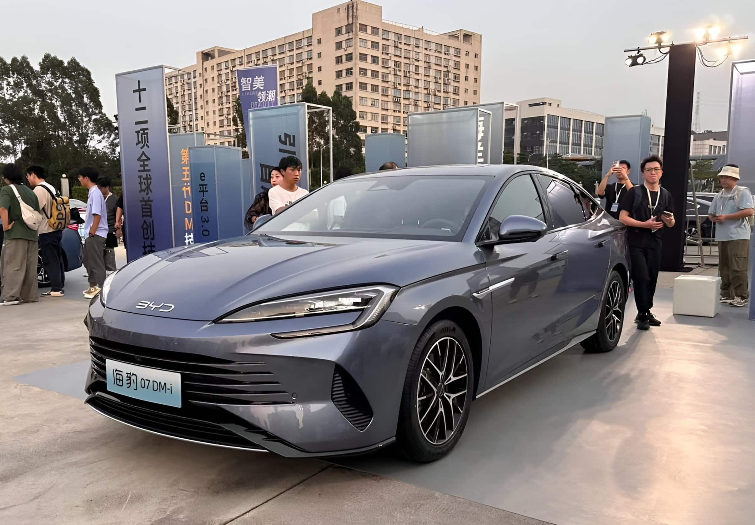 BYD запускает Seal 07 DM-i с запасом хода 2000 км и расходом топлива 3,4 л/100 км