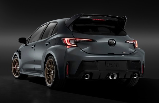 Toyota представила самую экстремальную Corolla GRMN: 300 л.с., карбон и трековый характер.