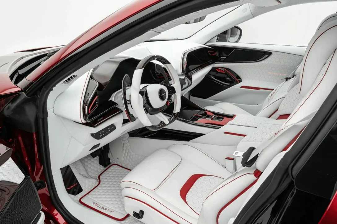 755-сильный карбоновый "боец": первый кроссовер Ferrari получил экстремальную версию