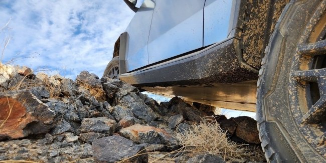Tesla улучшает защиту Cybertruck: новые технологии для прочности и безопасности!