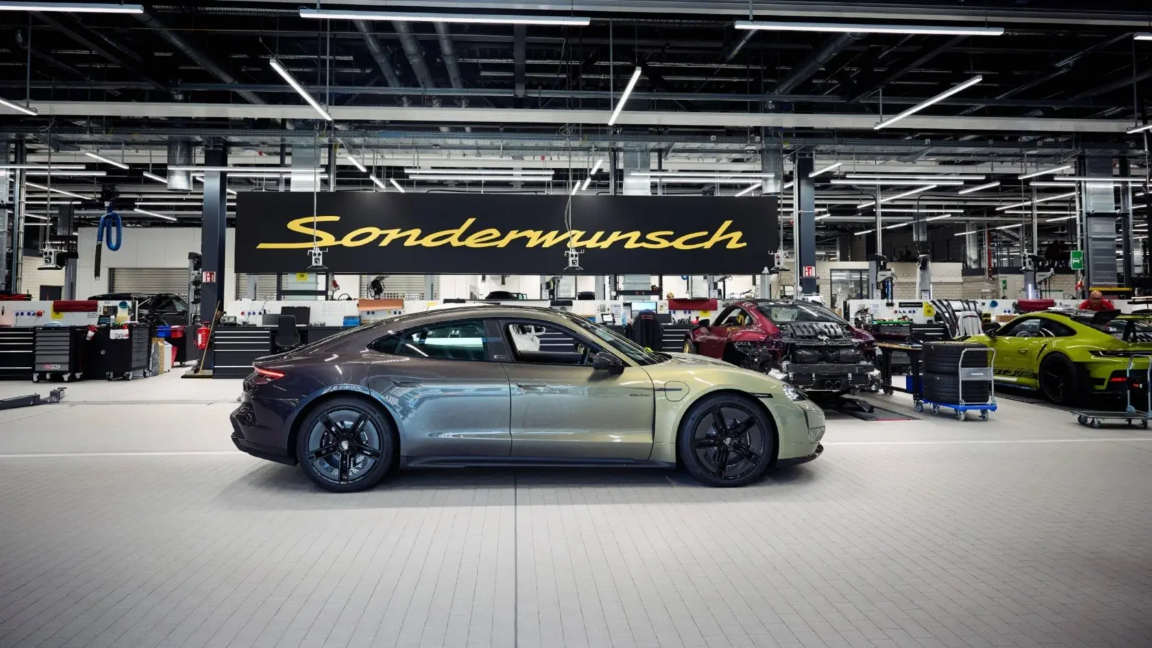 Porsche целый год создавала краску, позволяющую менять цвет. Представлен Taycan Turbo S Celestial Jade