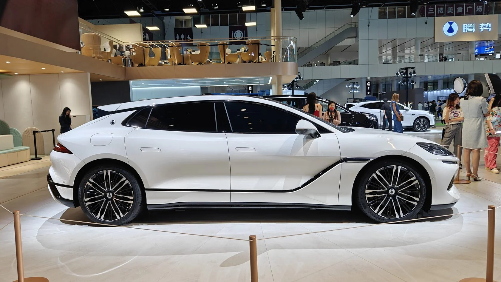 Новейшее детище Mercedes-Benz и BYD с управлением задними колёсами, системой «Глаз Бога» и двумя холодильниками, конкурент Porsche Panamera