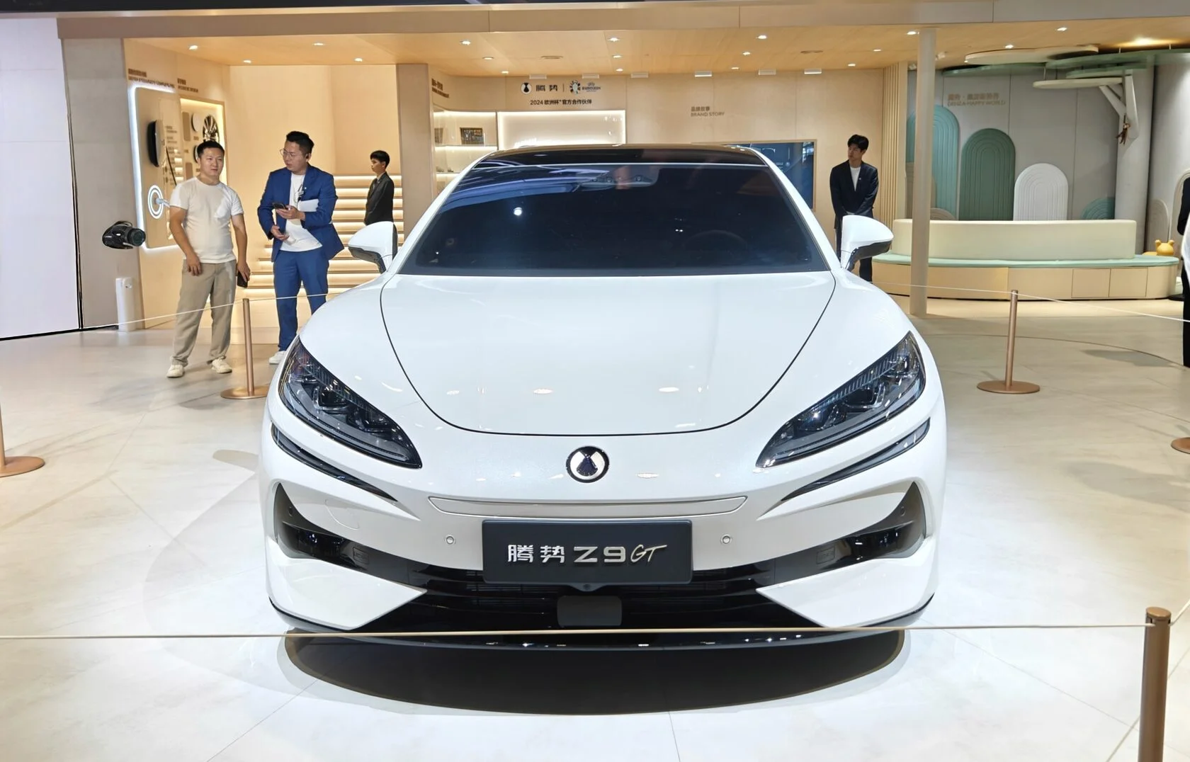 Новейшее детище Mercedes-Benz и BYD с управлением задними колёсами, системой «Глаз Бога» и двумя холодильниками, конкурент Porsche Panamera