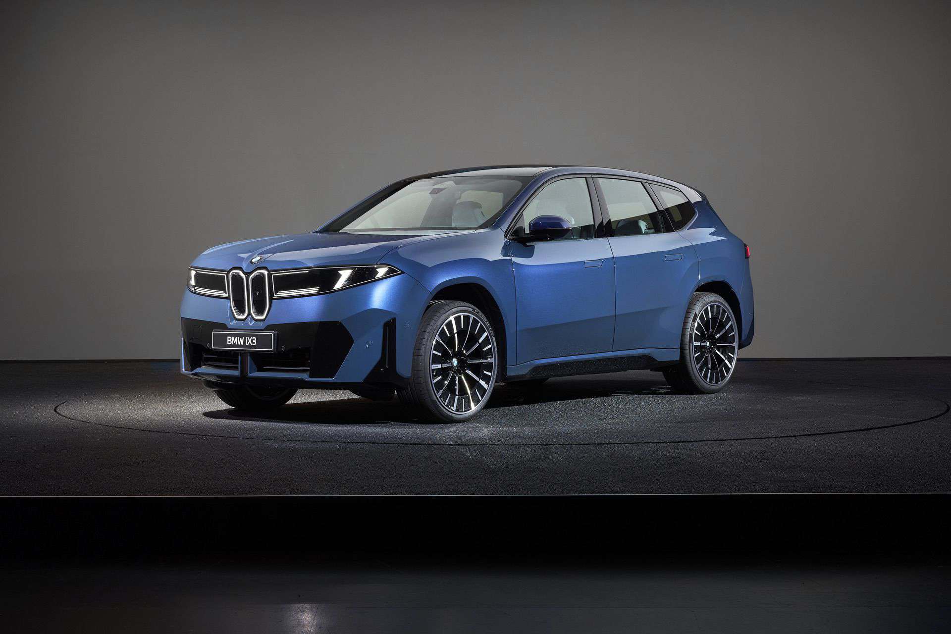 Новый BMW iX3 для Китая: увеличенная база, локальное ПО и дебют в 2026 году
