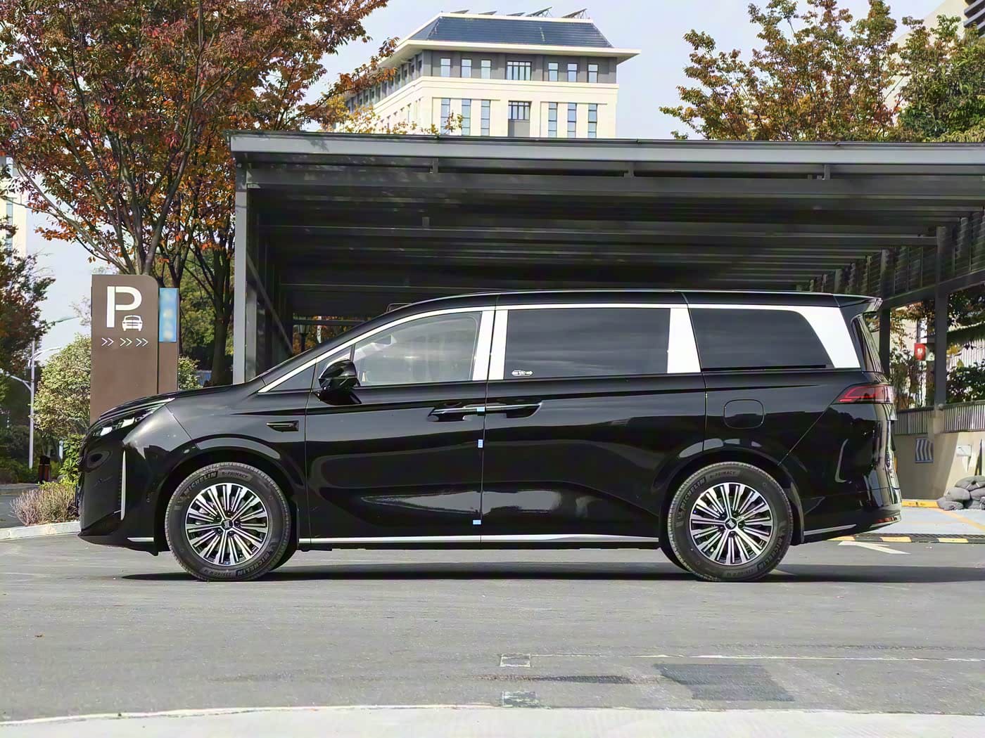 BYD M9 2026 — новый премиальный гибридный минивэн с запасом хода 1163 км и ценой от $27 500
