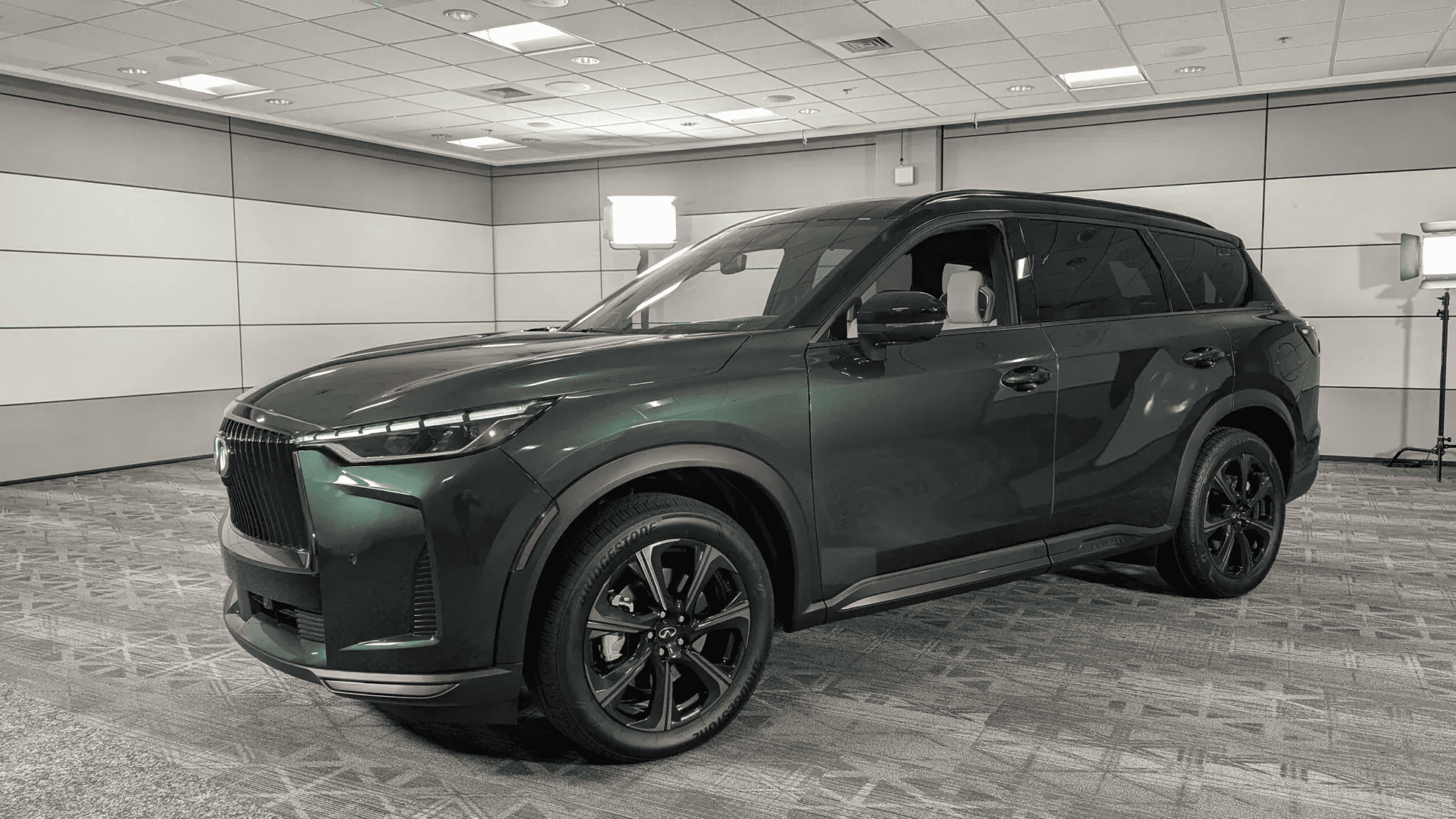Обновлённый Infiniti QX60 2026: элегантность, технологии и мощь в новом обличии