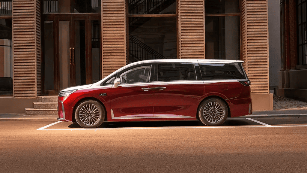 Voyah Dream 2026: обновлённый премиальный MPV с рекордным запасом хода и функцией «танкового разворота»