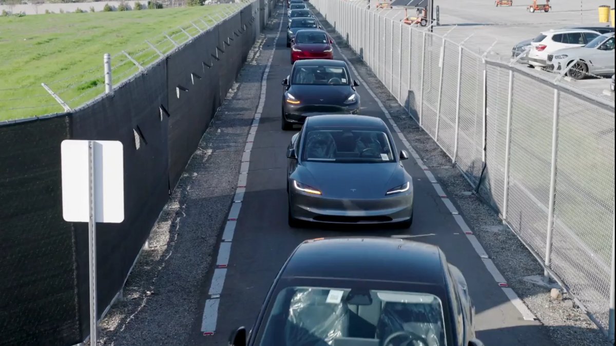 Tesla запускает автомобили с автодоставкой прямо с завода и готовит революцию в беспилотных перевозках