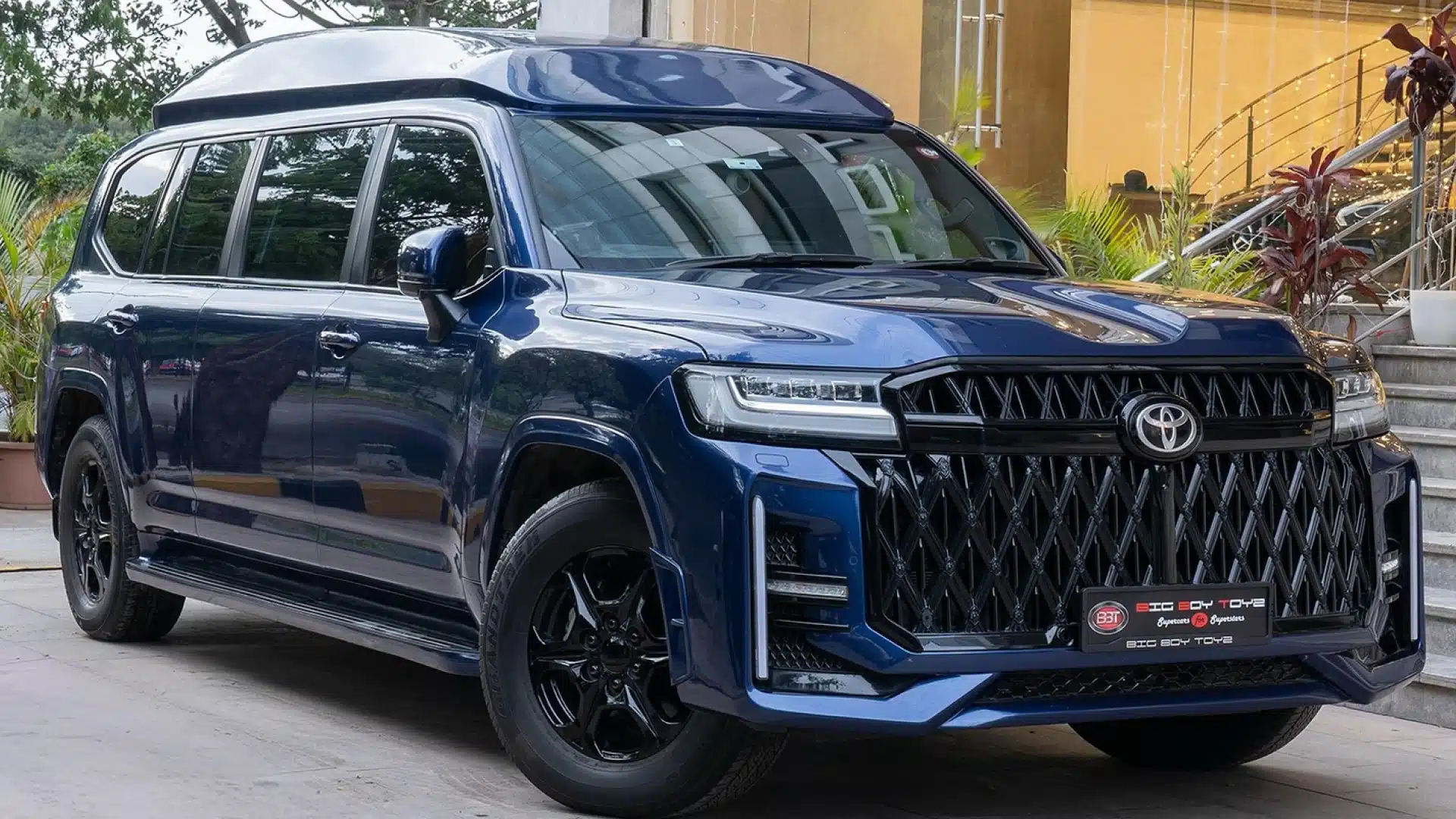 Toyota Land Cruiser 300 превратили в роскошный лимузин: увеличенная длина, премиальный салон и огромный телевизор
