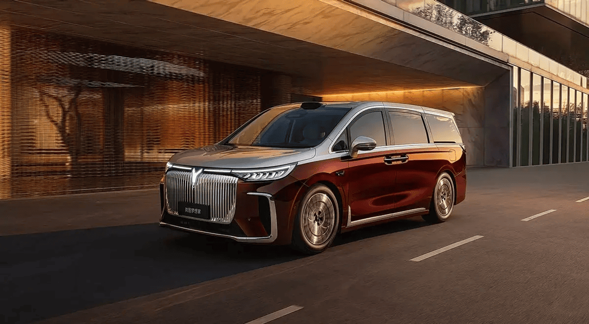 Voyah Dream 2026: обновлённый премиальный MPV с рекордным запасом хода и функцией «танкового разворота»