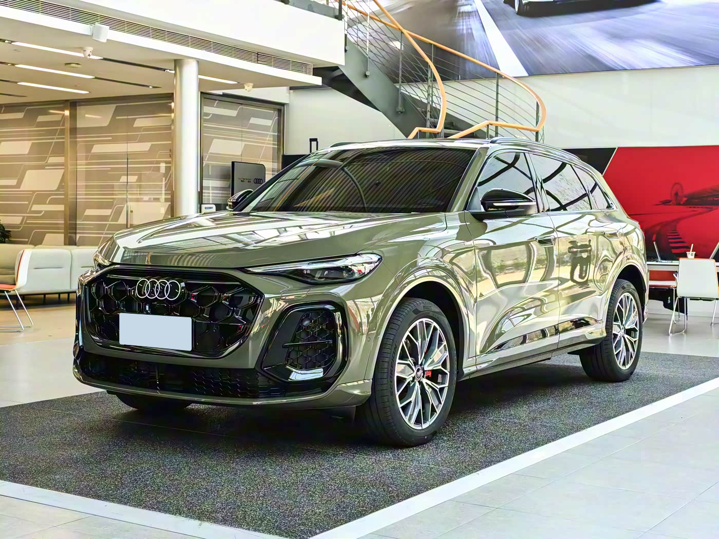Новый Audi Q5L дебютировал в Китае: платформа PPC, технологии Huawei и обновлённый дизайн
