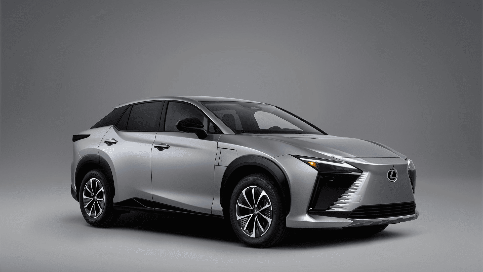 Новый Lexus RZ дебютировал в США: мощная версия 550e F Sport и обновлённая линейка