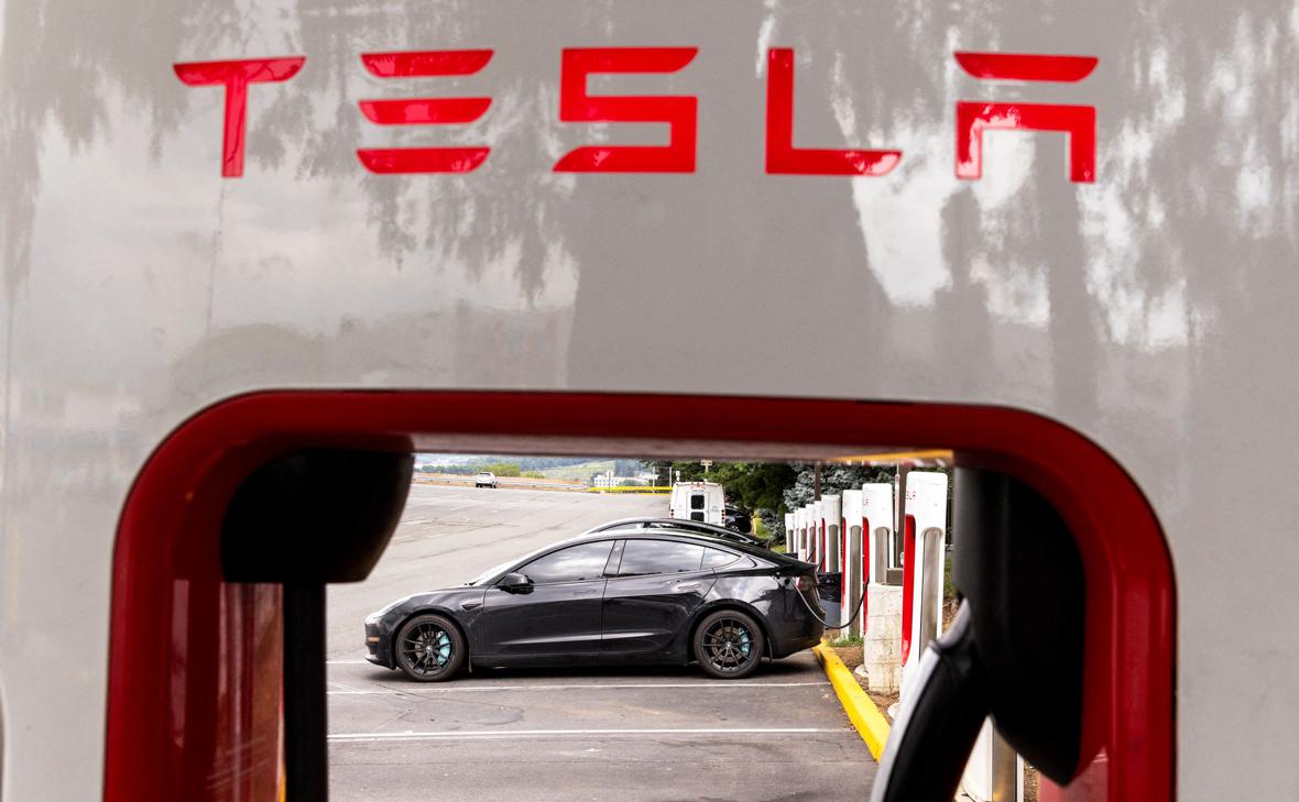 Поддержка Илоном Маском ультраправых вызвала обвал продаж Tesla в Германии