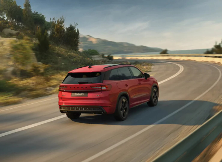 Новый Skoda Kodiaq RS 2025: Мощный семейный кроссовер с турбомотором и спортивной подвеской