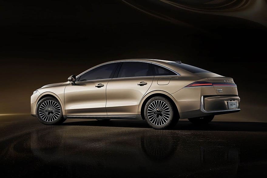 Новый гибрид Roewe M7 DMH от SAIC: запас хода 2050 км и цена от 13 700 долларов