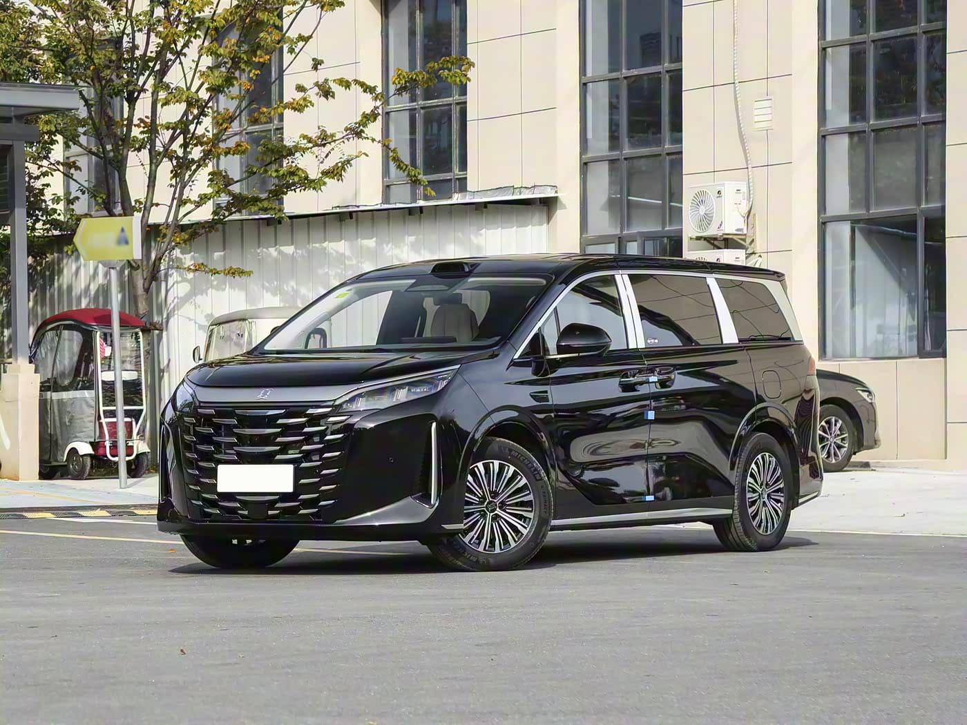 BYD M9 2026 — новый премиальный гибридный минивэн с запасом хода 1163 км и ценой от $27 500
