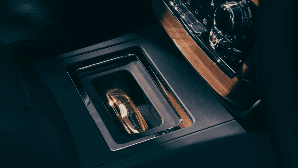 Rolls-Royce представил уникальный Phantom Goldfinger с настоящим золотым слитком в салоне — воплощение элегантности и эксклюзива