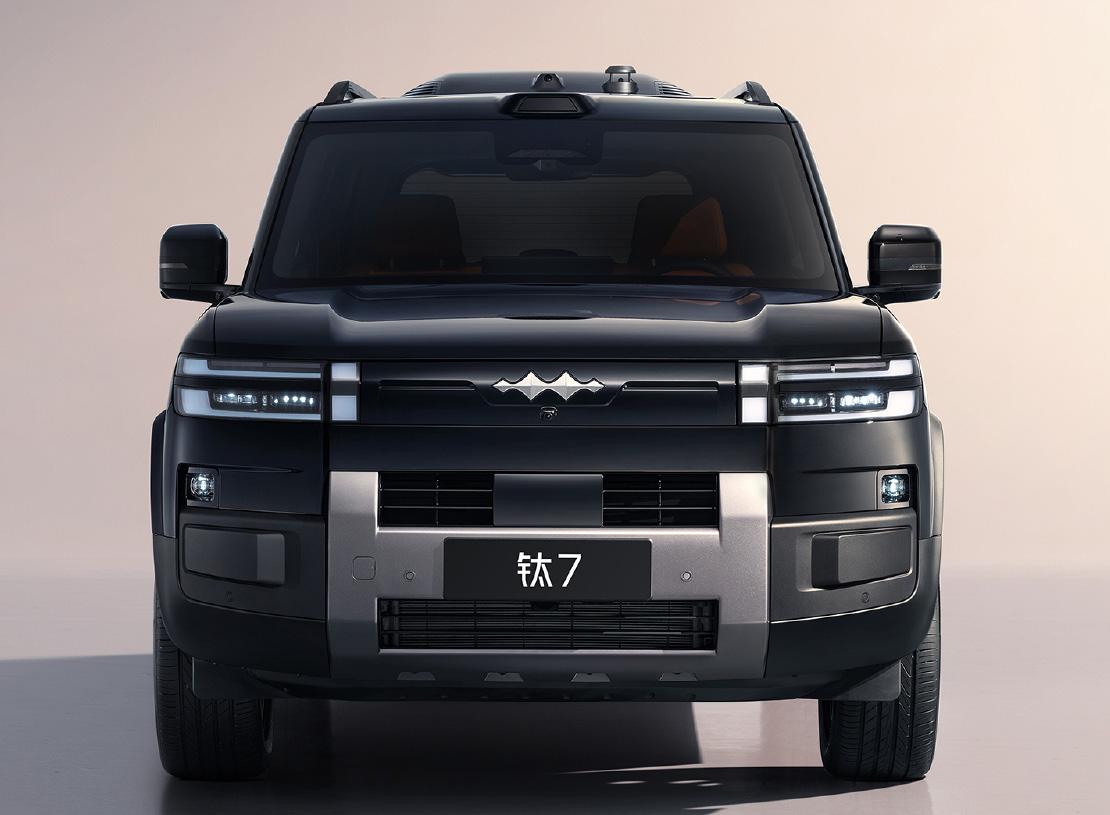 BYD представила кроссовер Leopard Titanium 7 с гибридной установкой и просторным салоном