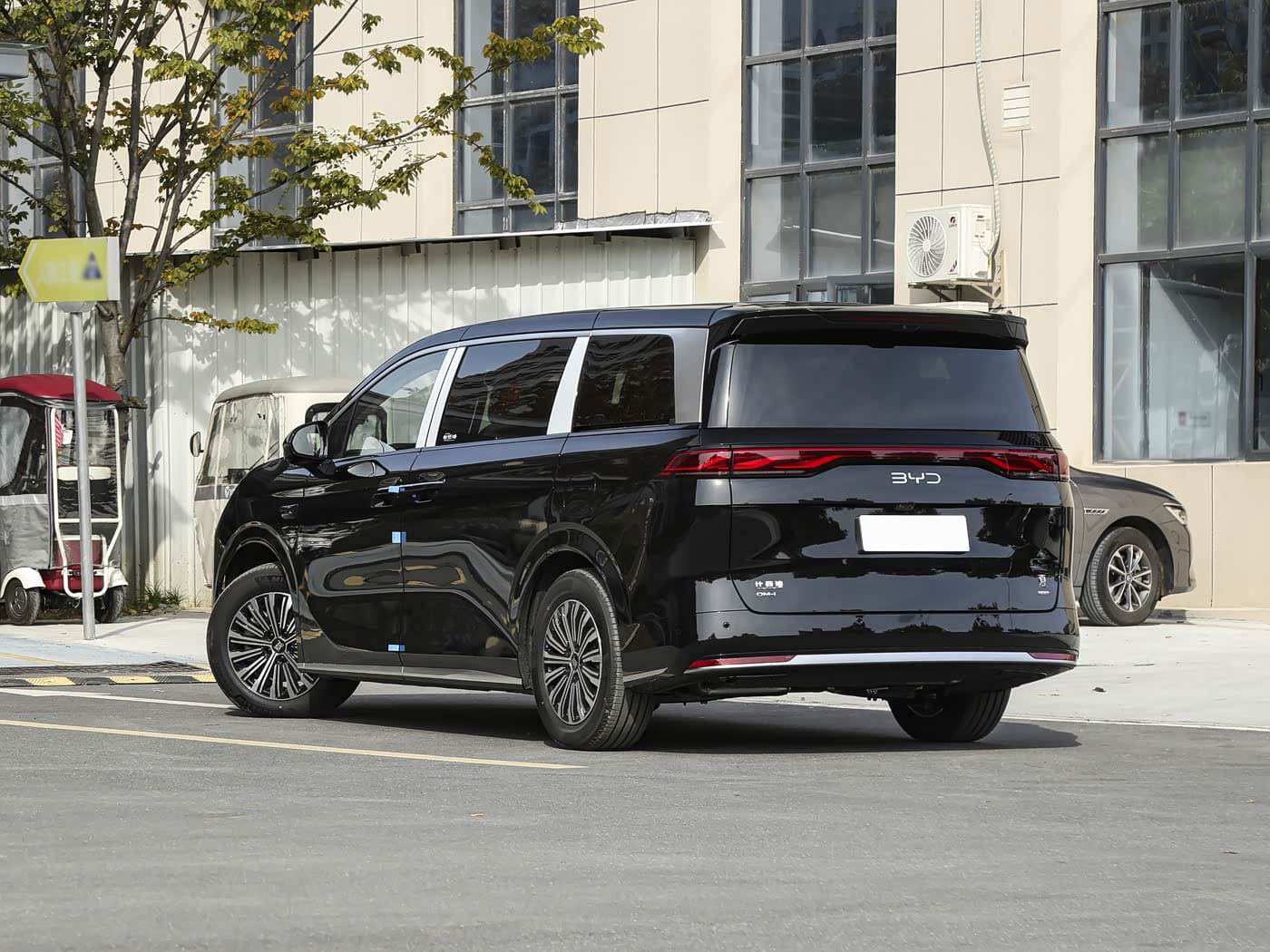 BYD M9 2026 — новый премиальный гибридный минивэн с запасом хода 1163 км и ценой от $27 500