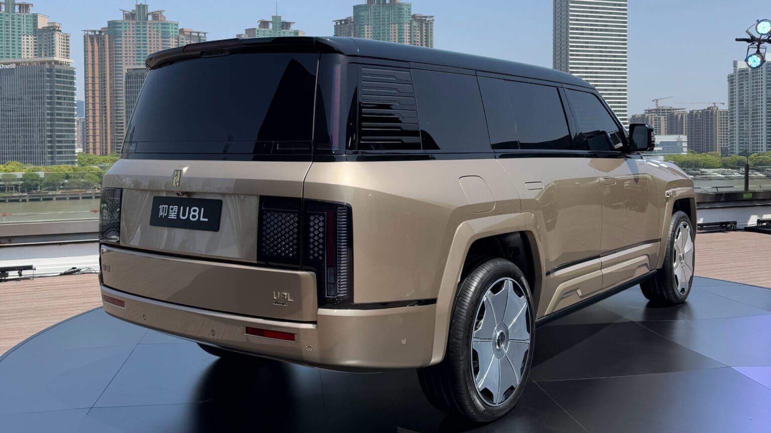 Новый роскошный электровнедорожник BYD бросает вызов Rolls-Royce Cullinan — мощь, золото и цена вдвое ниже