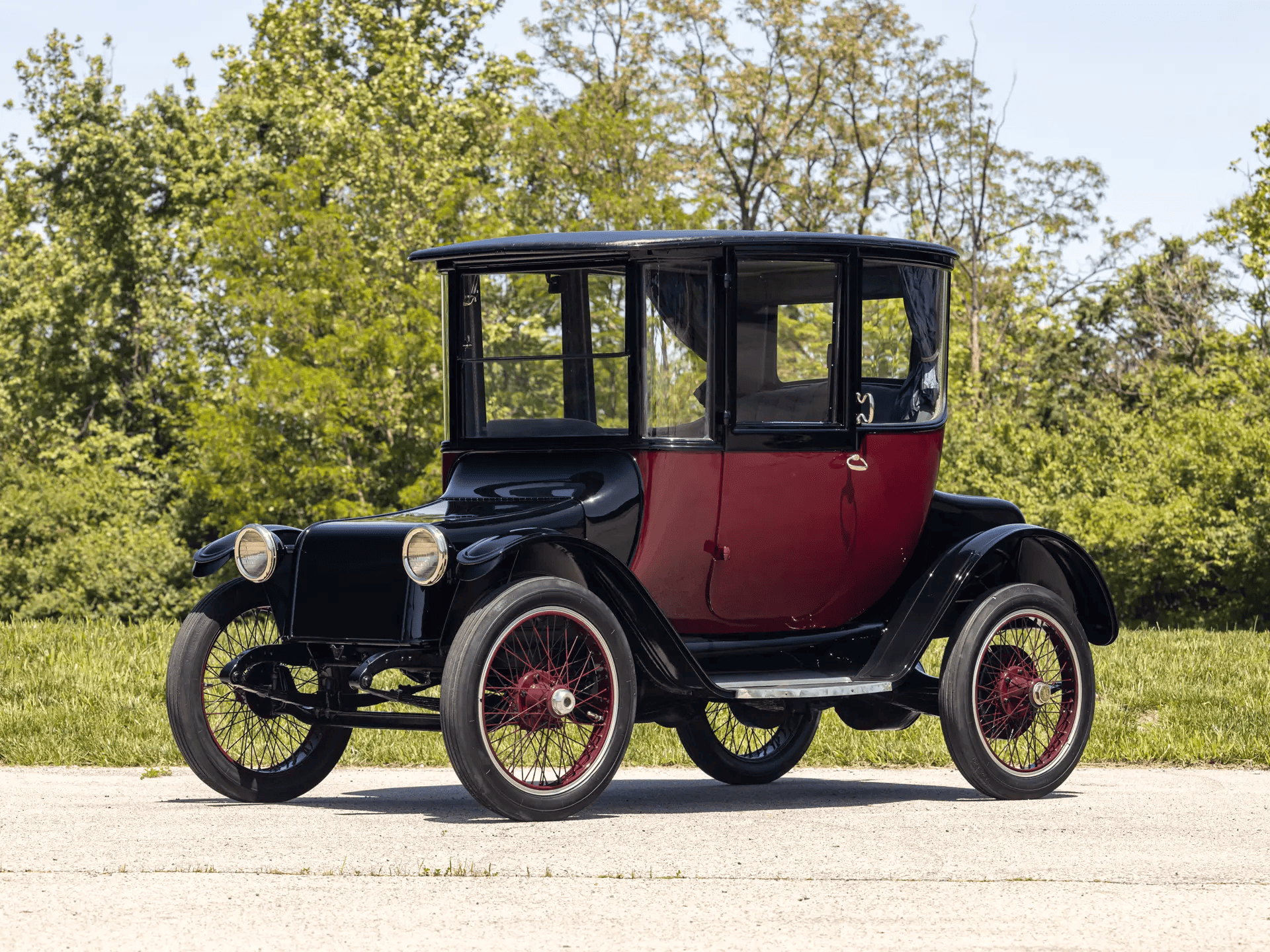 Раритетный электромобиль 1918 года продан за $140 000 — дороже современной Tesla