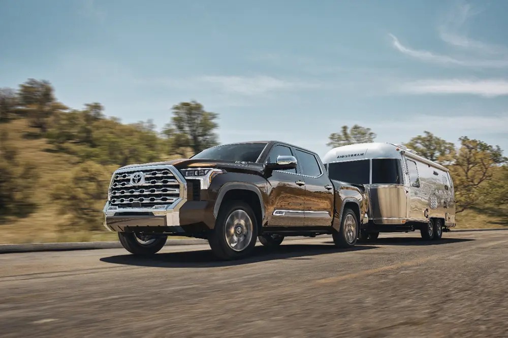 Toyota Tundra Hybrid i-FORCE MAX в Казахстане: конец эпохи V8 или новая эра надежности?