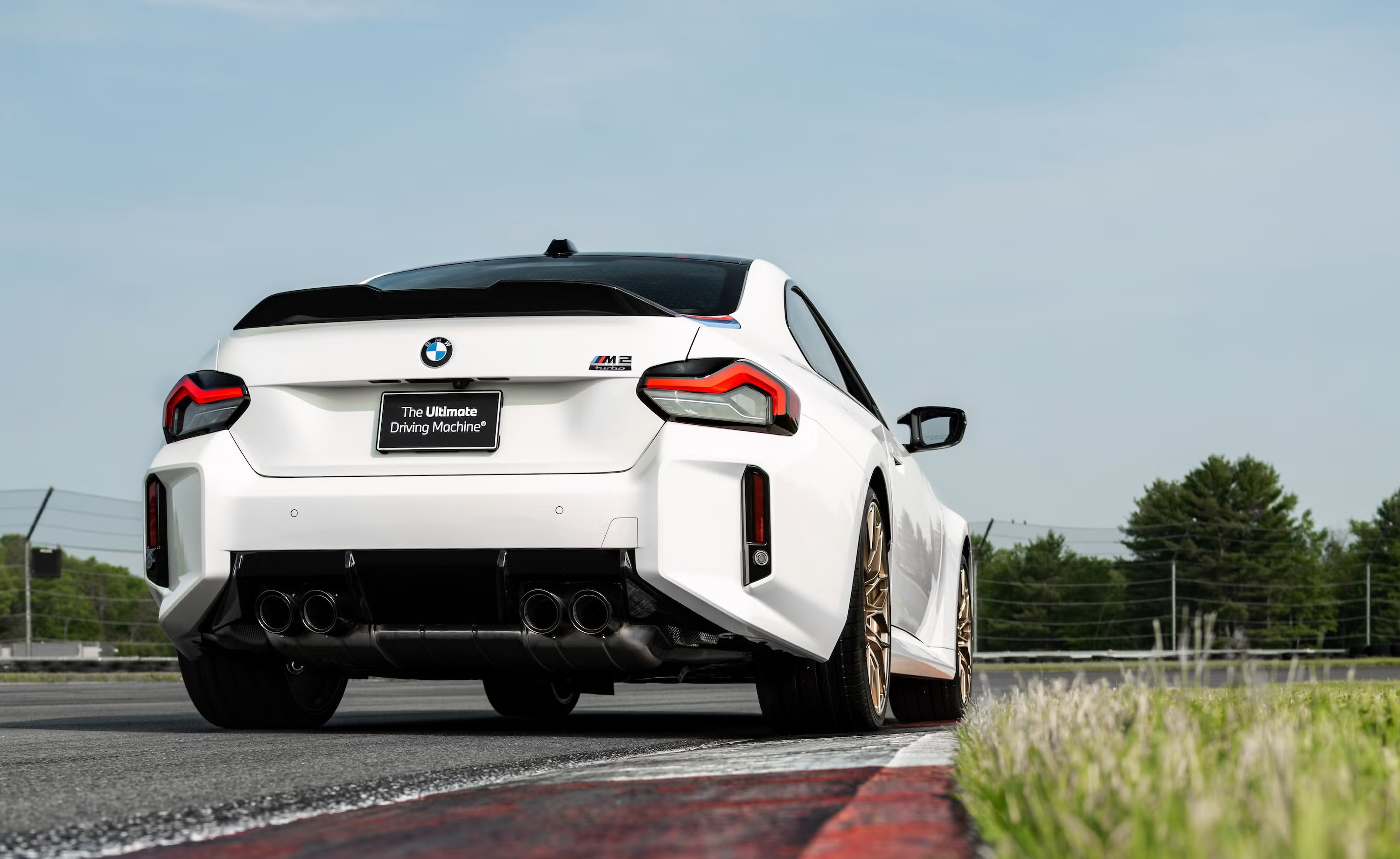 BMW представила лимитированное купе M2 Turbo Design Edition 2026: дань легендарному 2002 Turbo