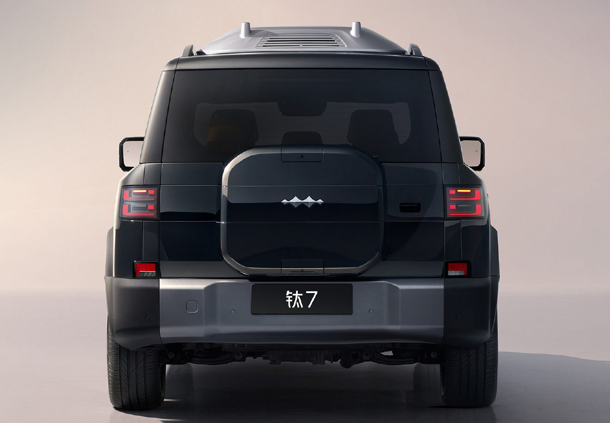 BYD представила кроссовер Leopard Titanium 7 с гибридной установкой и просторным салоном